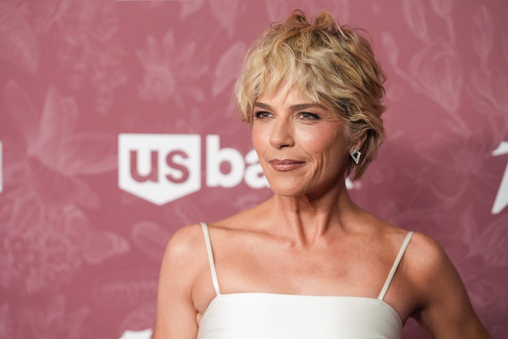 Atriz Selma Blair é detida nos EUA após morder e agredir comissários de bordo em voo
