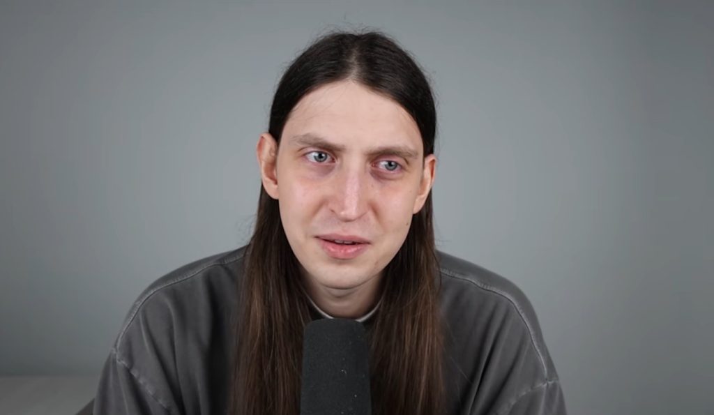 Felca volta ao YouTube um ano após vídeo sobre adultização e fala sobre bullying e fobia social