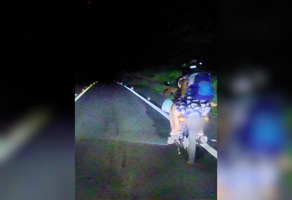 Motocicleta com três pessoas e sem iluminação escapa por pouco de acidente em rodovia no TO; VÍDEO