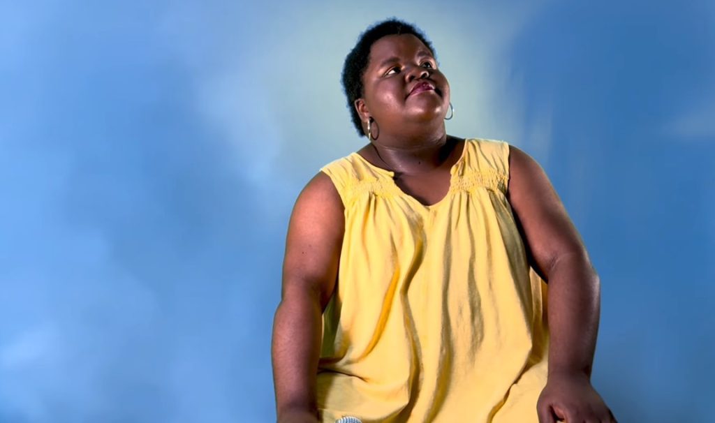 D’Leesa, a cantora de 21 anos que viralizou fazendo tudo sozinha: ‘Gravava no carro da minha mãe’
