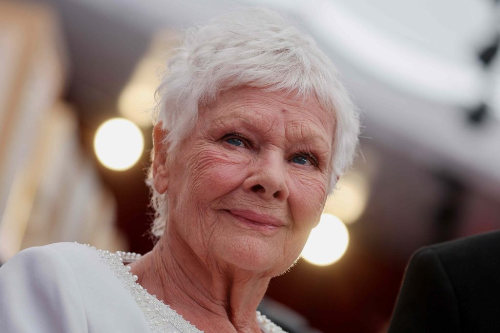 Atriz Judi Dench afirma que piora da visão a impede de continuar atuando